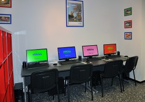 Du får gärna använda någon av våra elevdatorer.